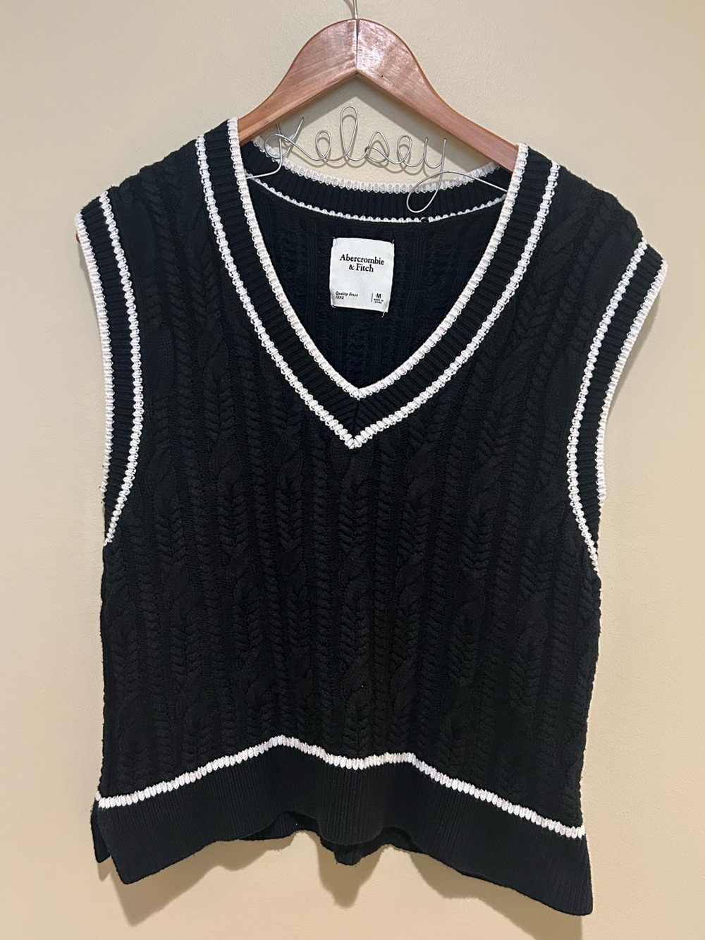 Abercrombie & Fitch Black Cable-Knit V-Neck Sweater Vest with White Trim Size M
